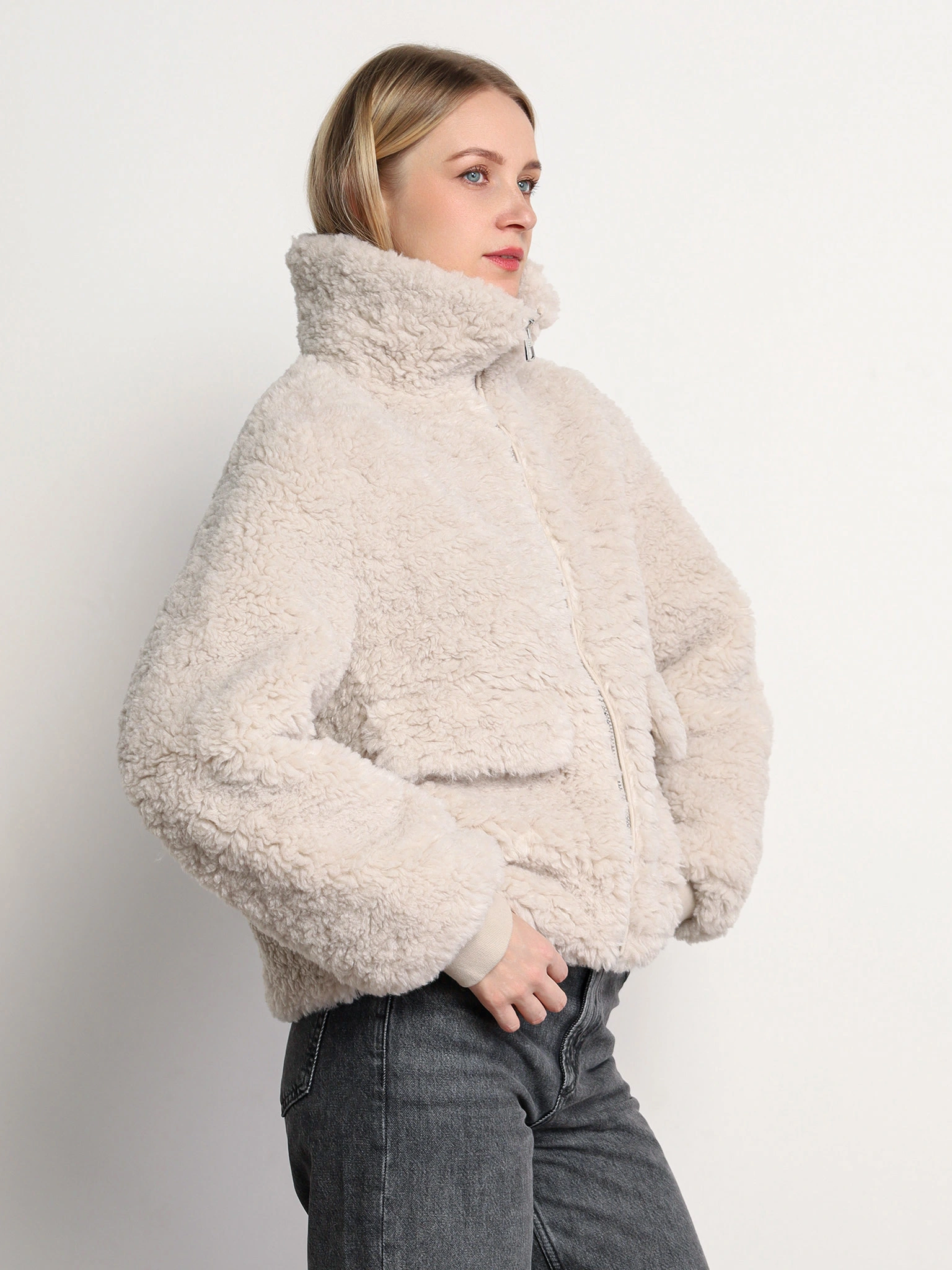 Куртка укороченная светло-серого цвета